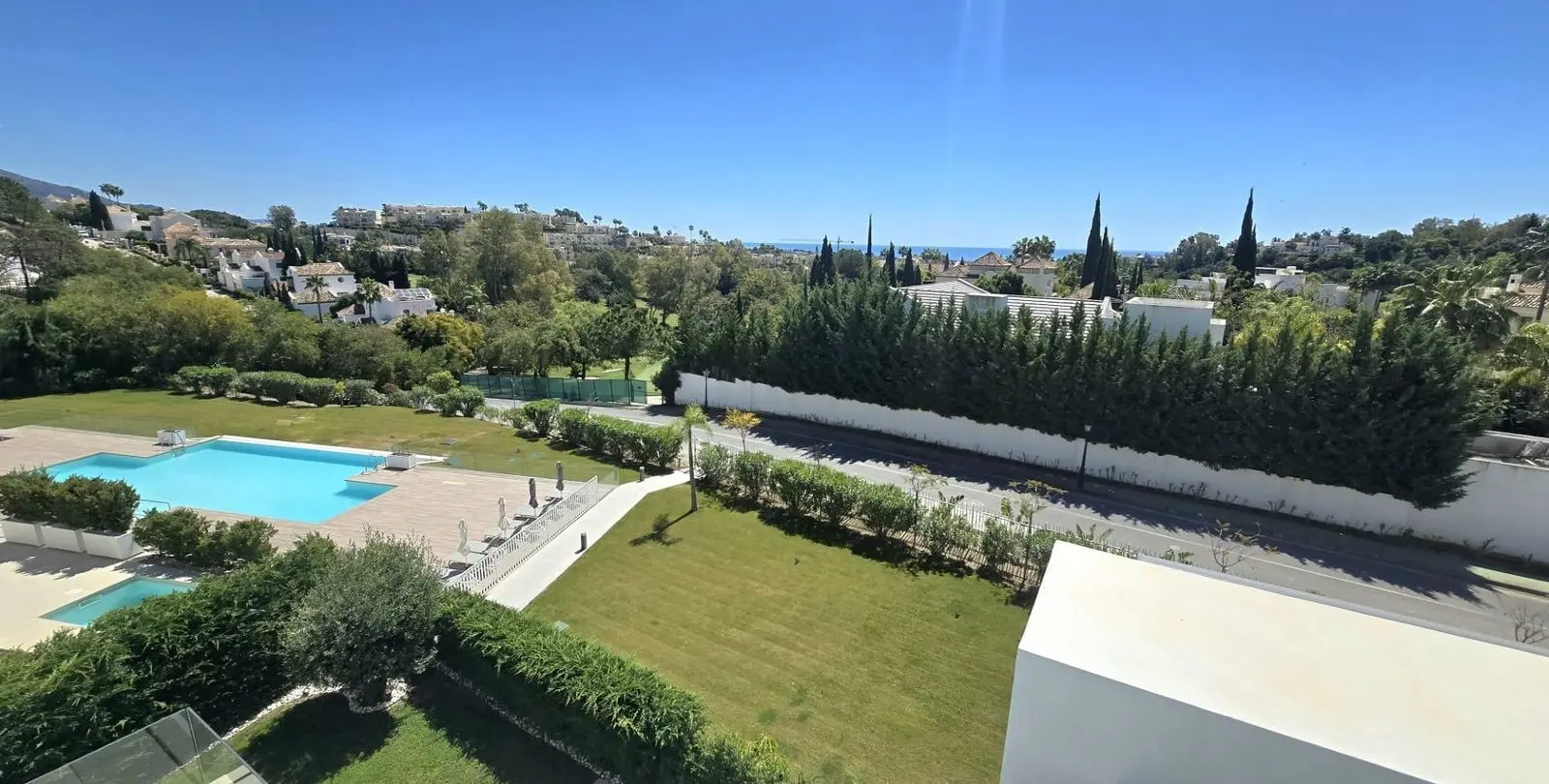 Venta de apartamento en planta media en Benahavís 1