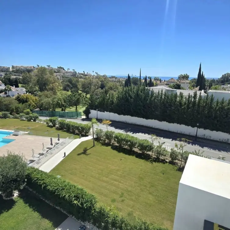 Venta de apartamento en planta media en Benahavís