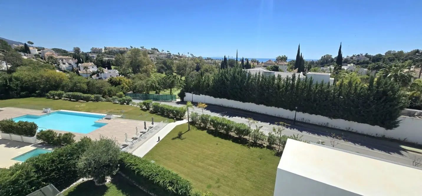 Venta de apartamento en planta media en Benahavís 0