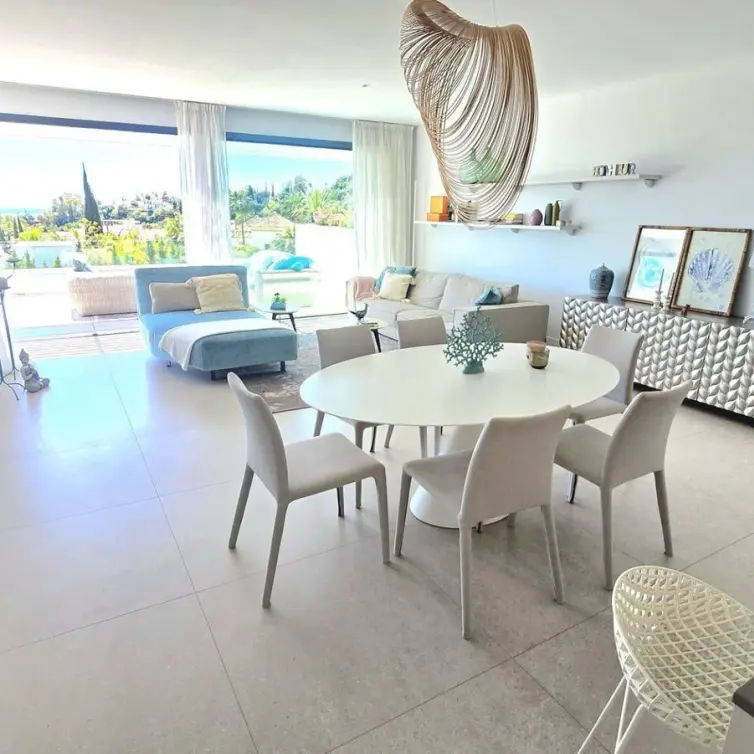 Venta de apartamento en planta media en Benahavís