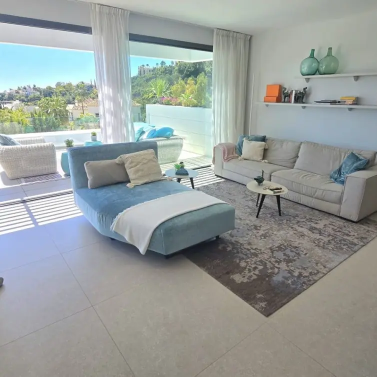 Venta de apartamento en planta media en Benahavís