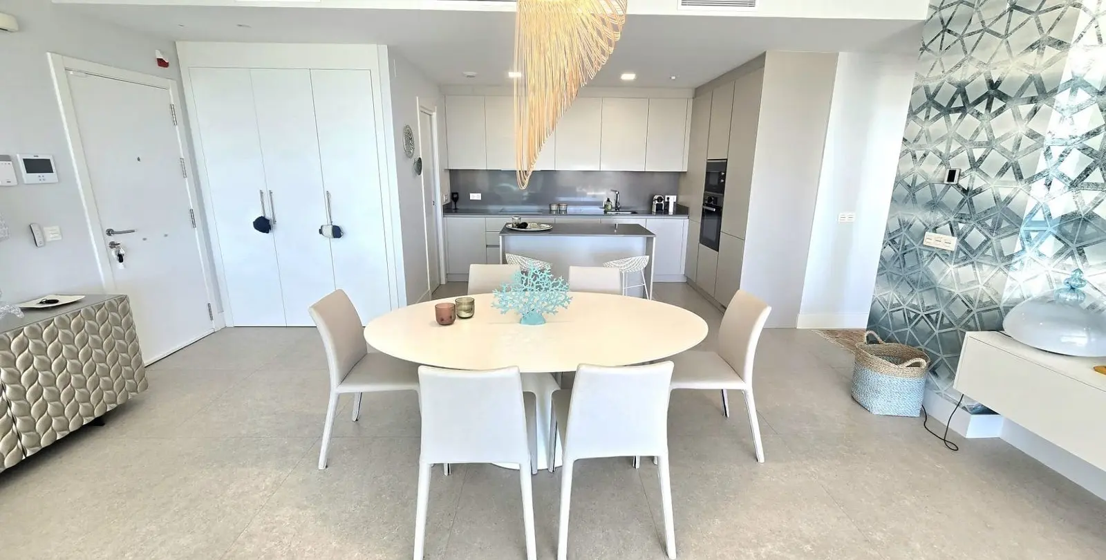 Venta de apartamento en planta media en Benahavís 10