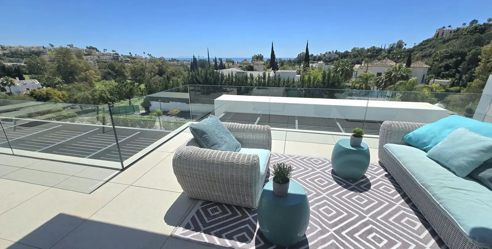 Venta de apartamento en planta media en Benahavís 14