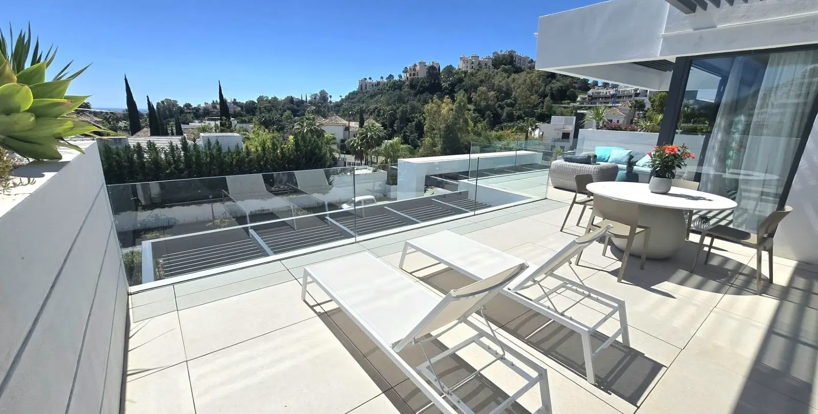 Venta de apartamento en planta media en Benahavís 15