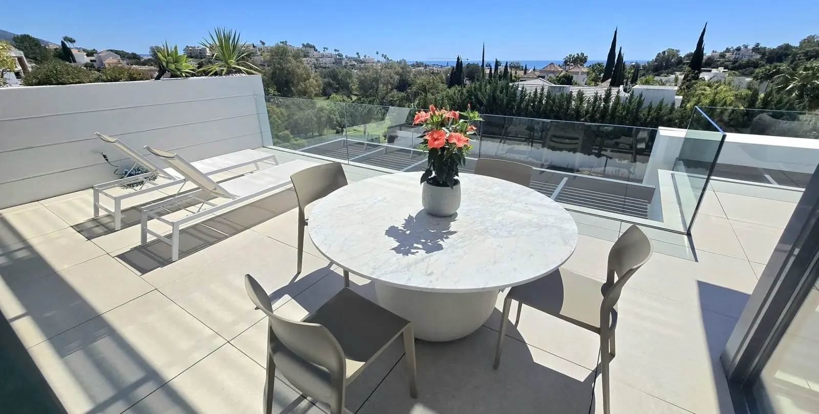 Venta de apartamento en planta media en Benahavís 16