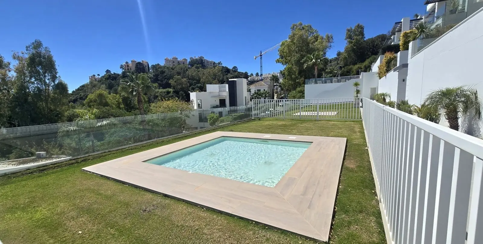Venta de apartamento en planta media en Benahavís 23