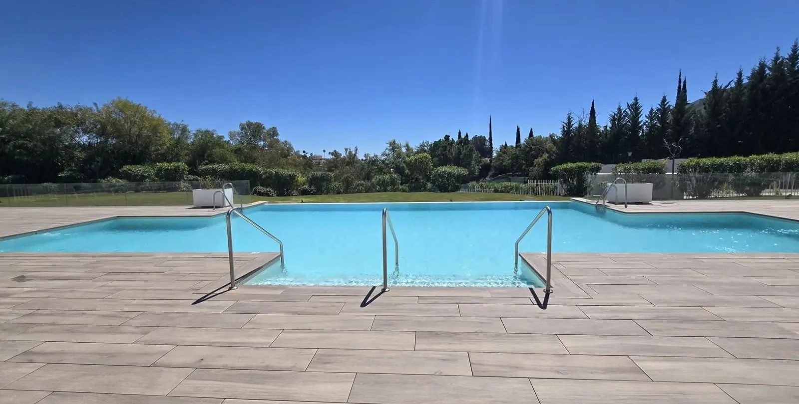 Venta de apartamento en planta media en Benahavís 24