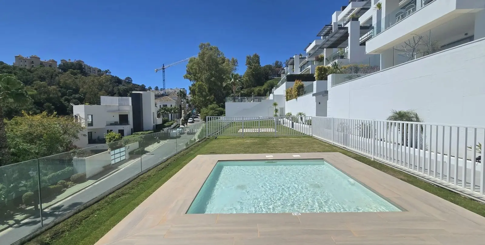 Venta de apartamento en planta media en Benahavís 26