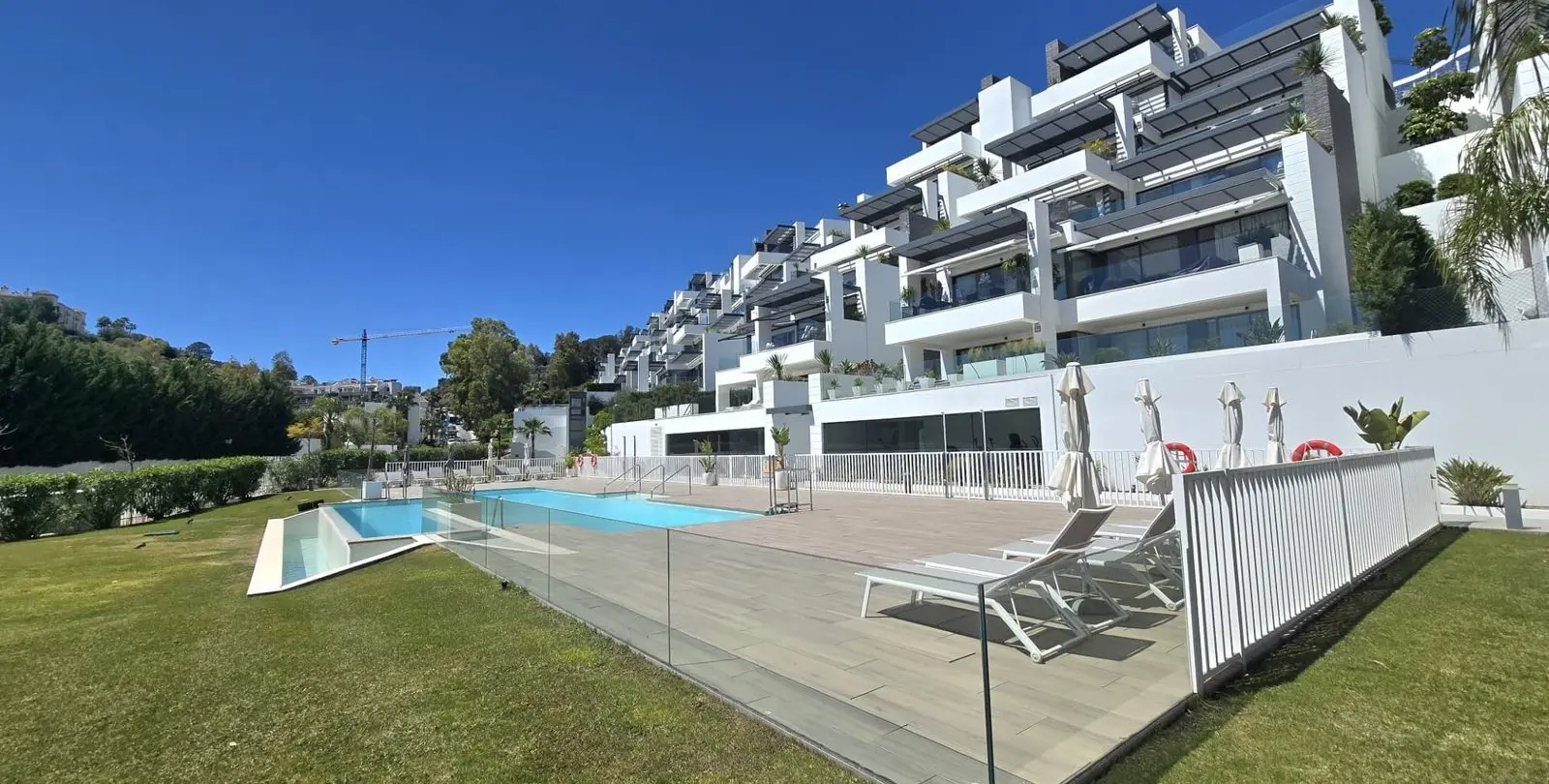 Venta de apartamento en planta media en Benahavís 27