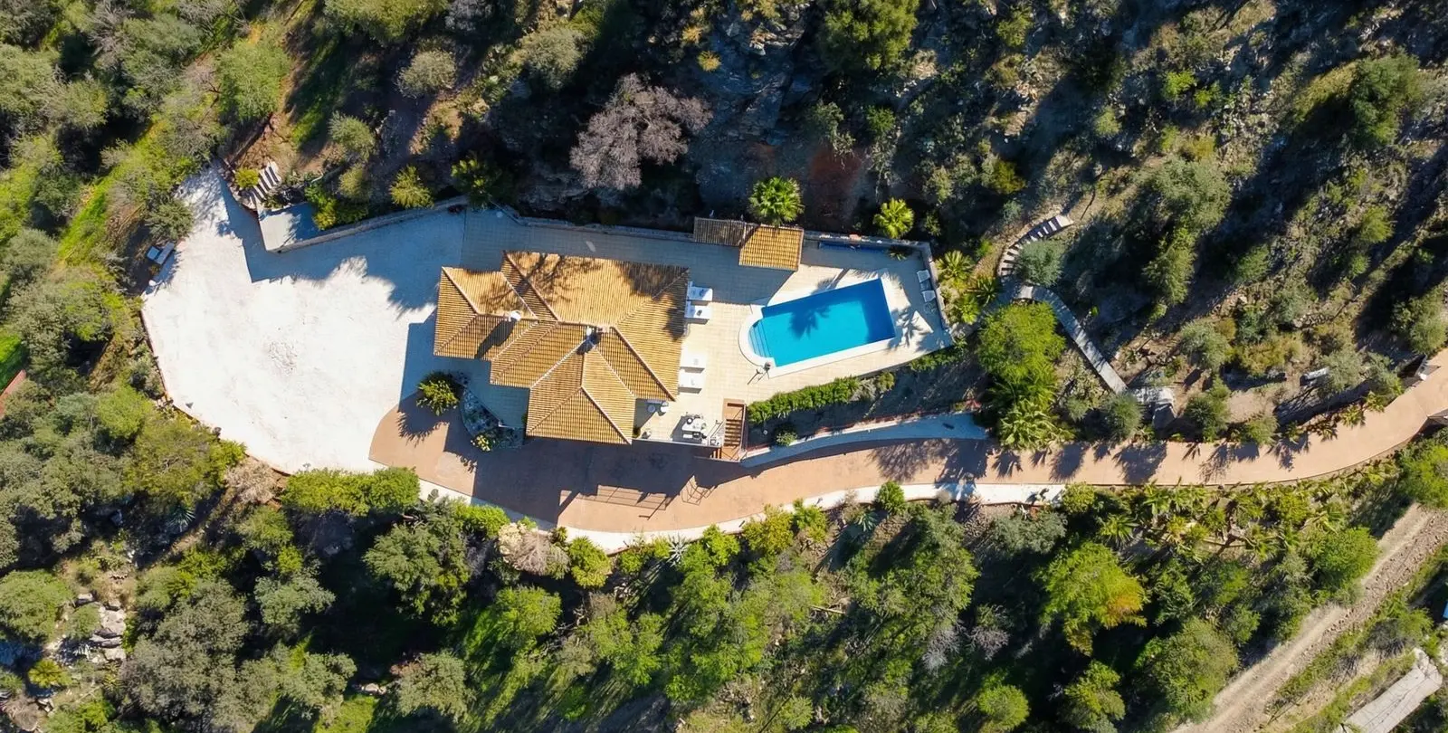 Venta de villa independiente en Guaro 3