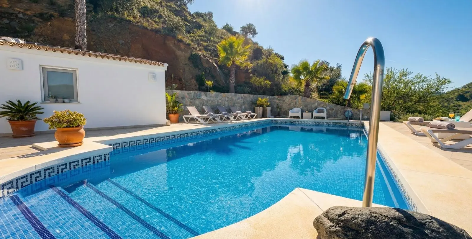 Venta de villa independiente en Guaro 17