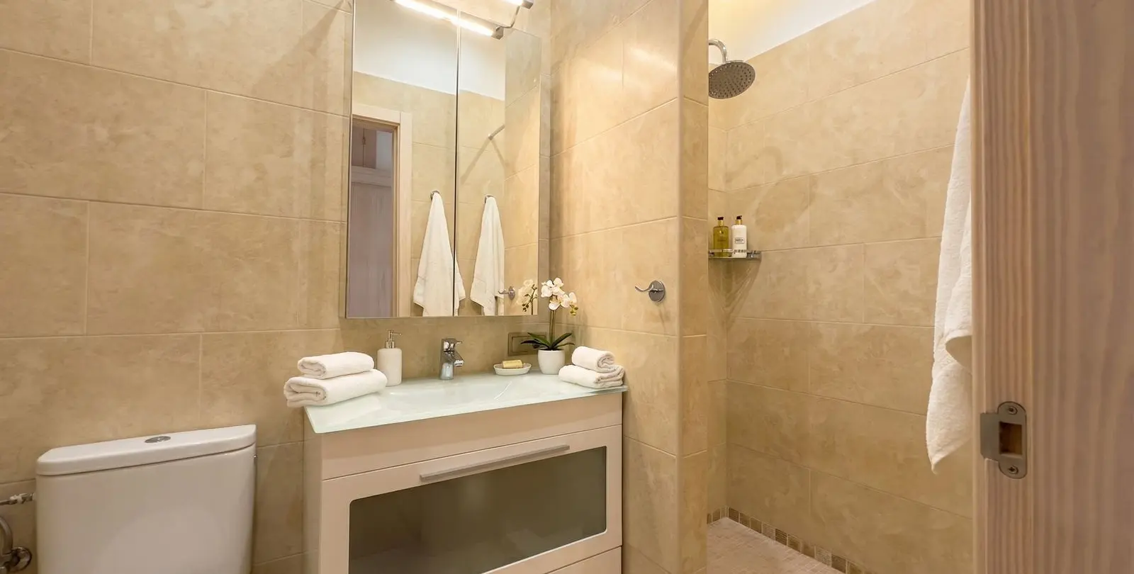 Venta de villa independiente en Guaro 24