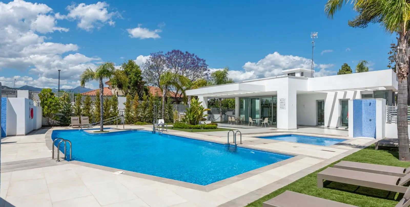 Venta de casa pareada en San Pedro de Alcántara 28
