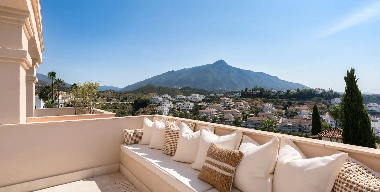 Sale of middle floor apartment in Nueva Andalucía 1
