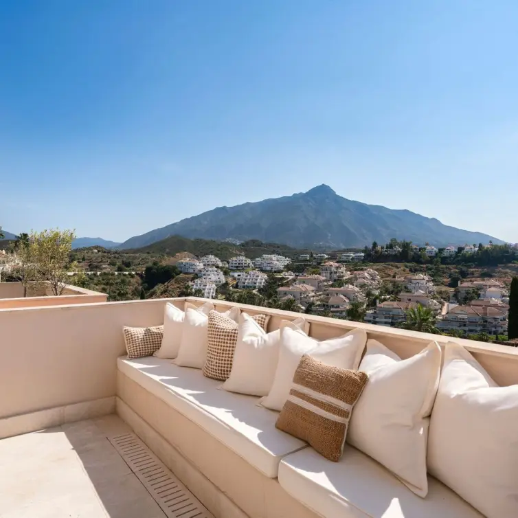 Sale of middle floor apartment in Nueva Andalucía