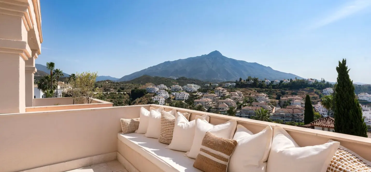 Sale of middle floor apartment in Nueva Andalucía 0