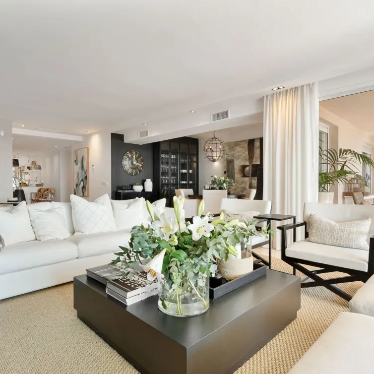 Sale of middle floor apartment in Nueva Andalucía