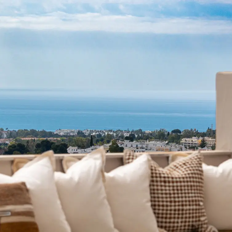 Sale of middle floor apartment in Nueva Andalucía