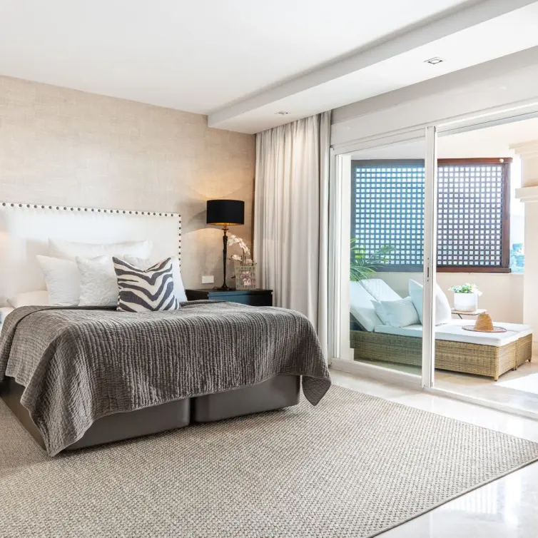 Sale of middle floor apartment in Nueva Andalucía