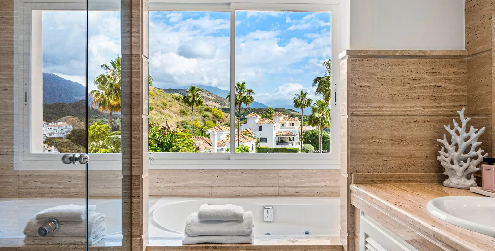 Sale of middle floor apartment in Nueva Andalucía 21
