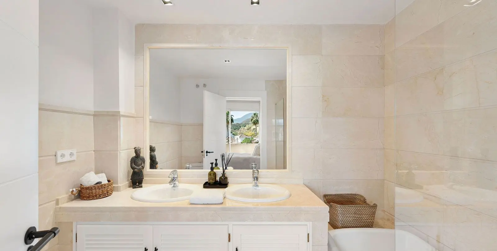 Sale of middle floor apartment in Nueva Andalucía 22