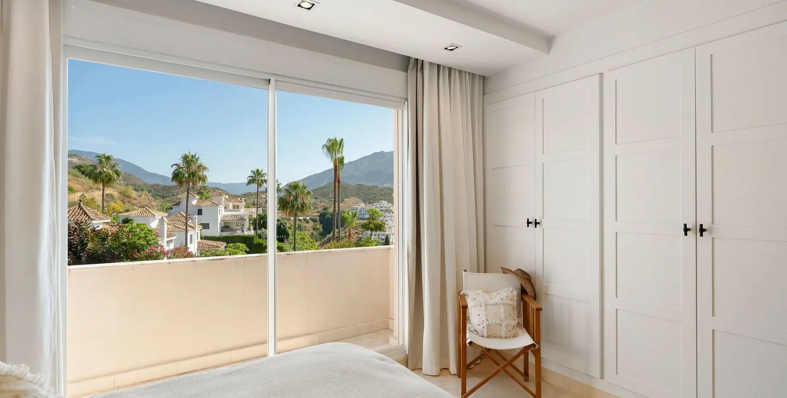 Sale of middle floor apartment in Nueva Andalucía 24