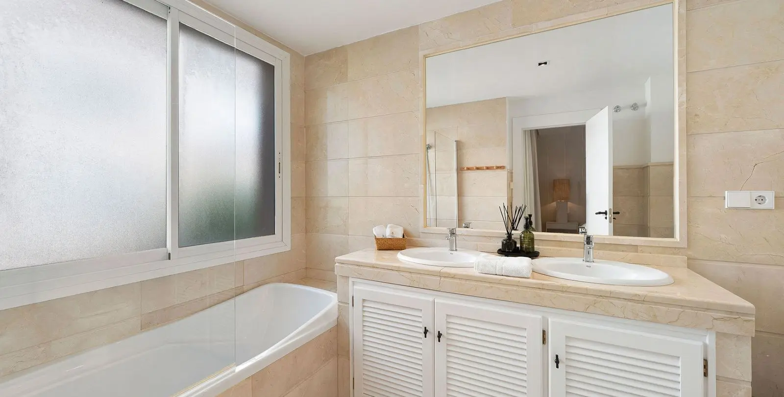 Sale of middle floor apartment in Nueva Andalucía 26