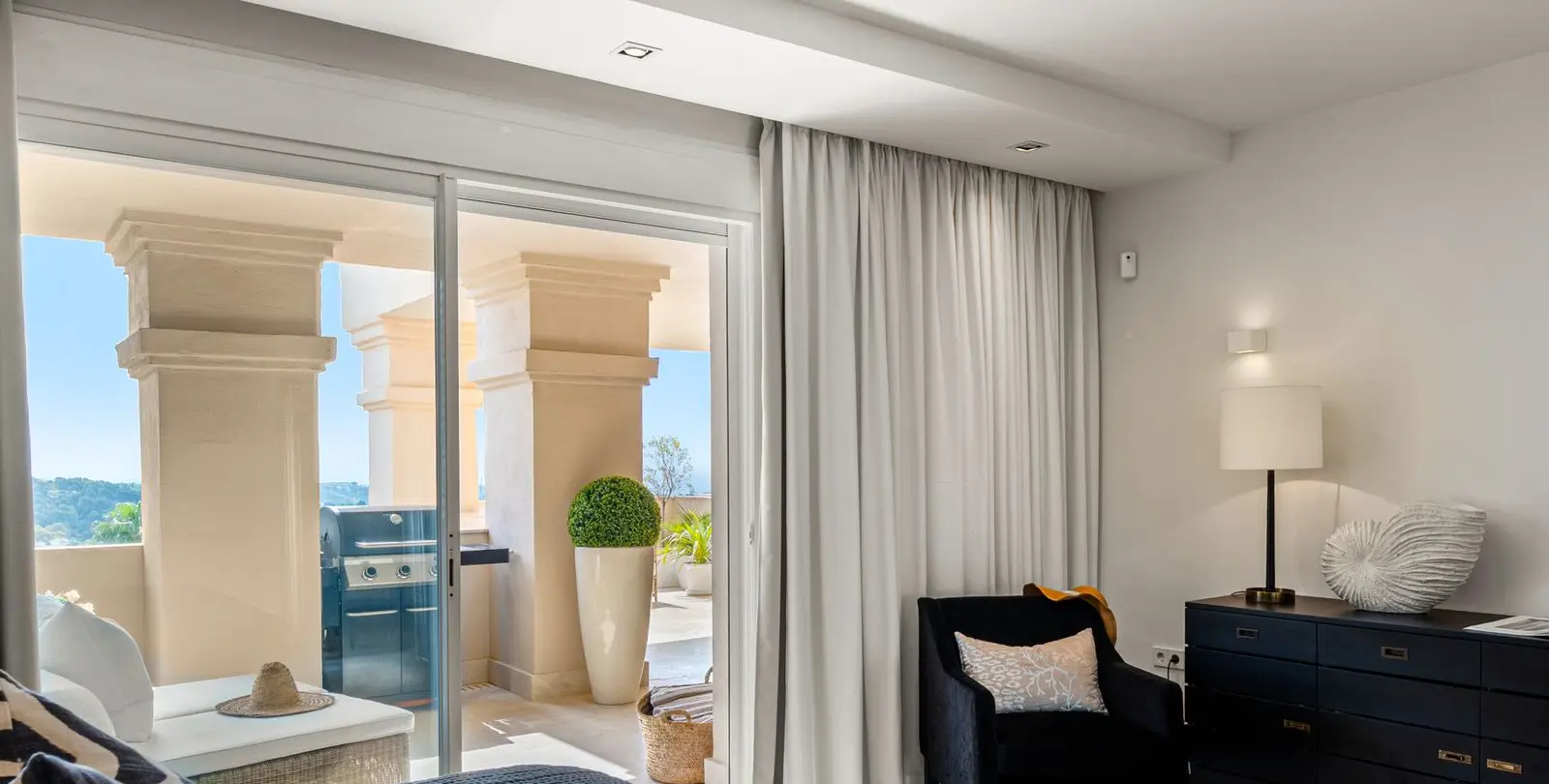 Sale of middle floor apartment in Nueva Andalucía 28