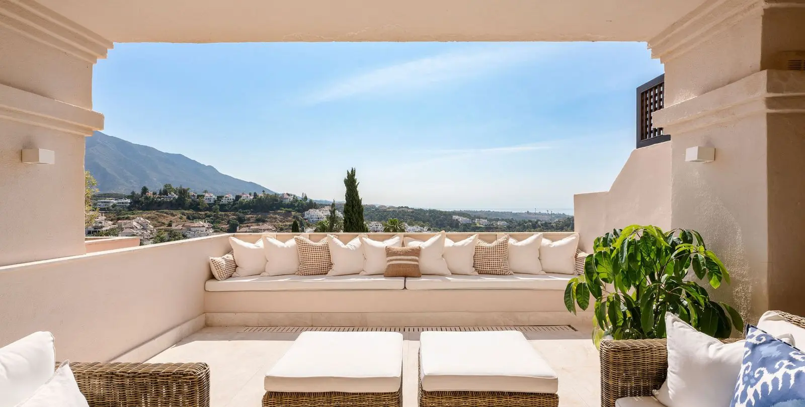 Sale of middle floor apartment in Nueva Andalucía 35
