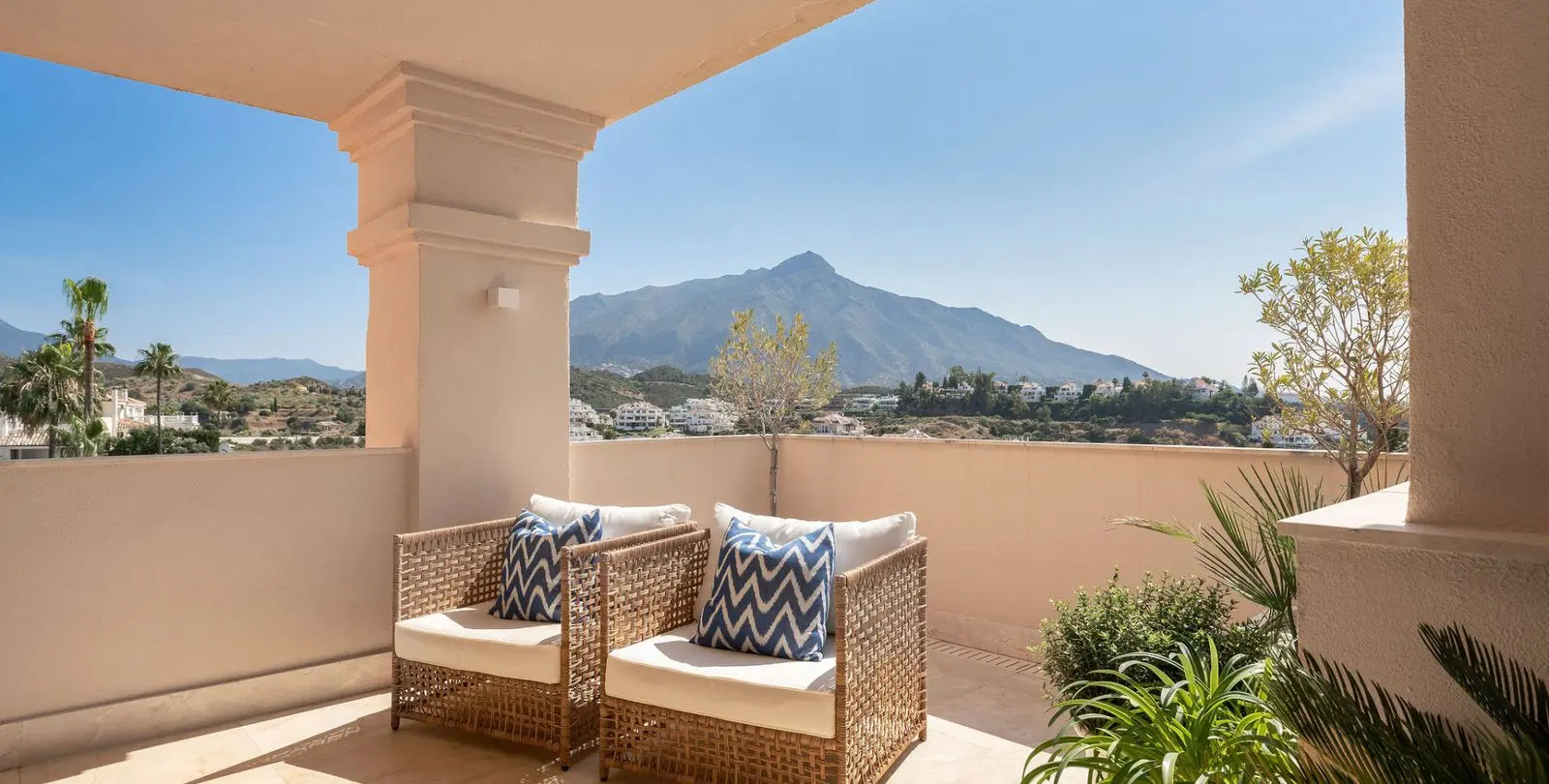 Sale of middle floor apartment in Nueva Andalucía 36