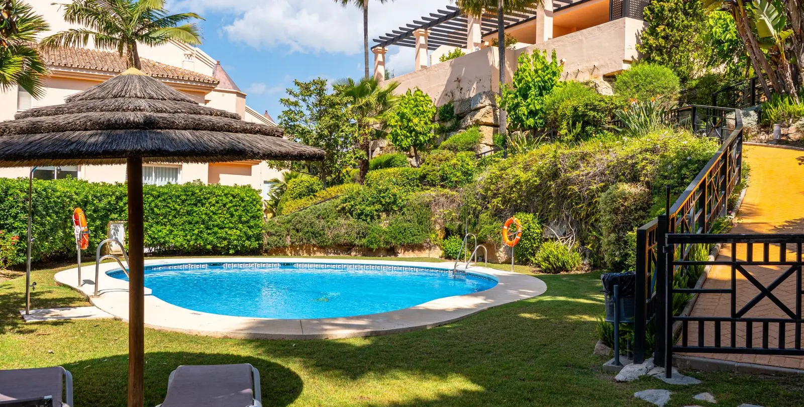 Sale of middle floor apartment in Nueva Andalucía 49