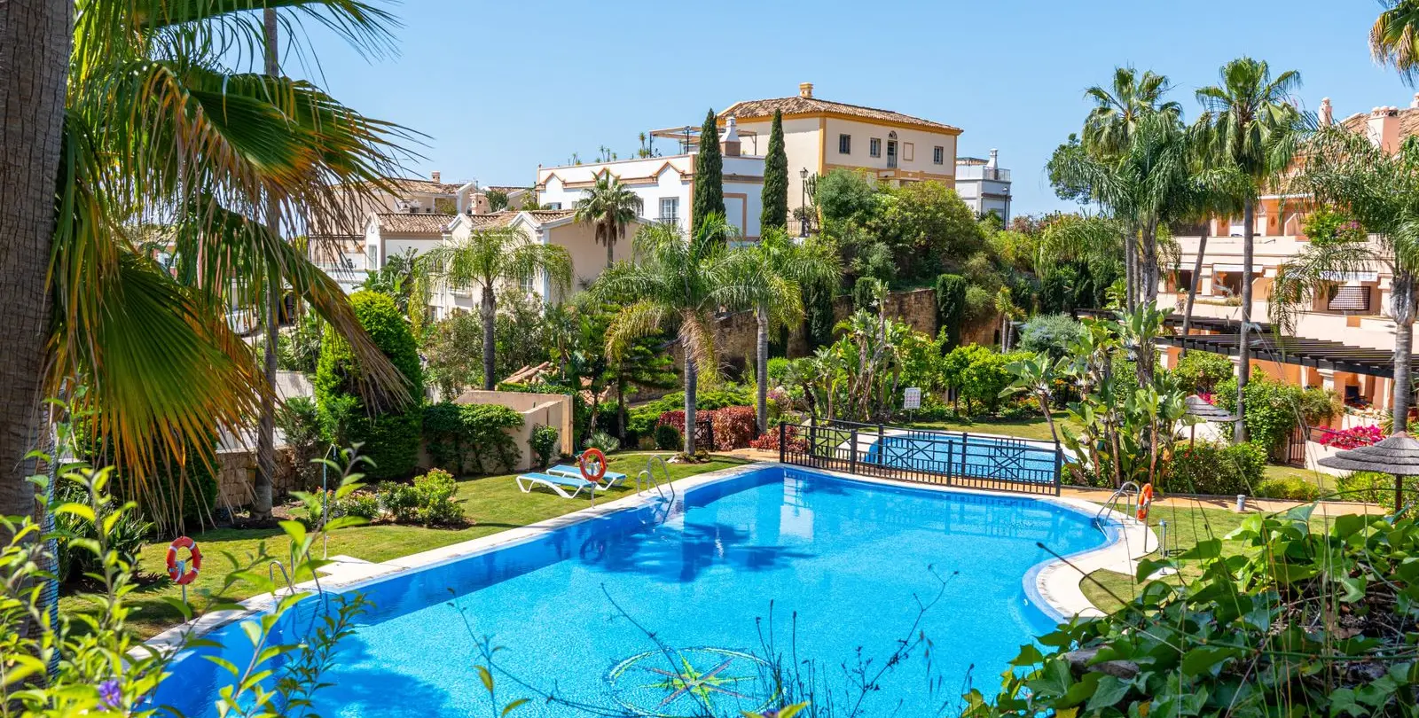 Sale of middle floor apartment in Nueva Andalucía 50