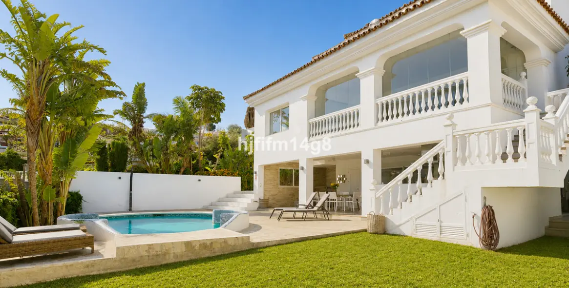 Sale of detached villa in La Campana 1