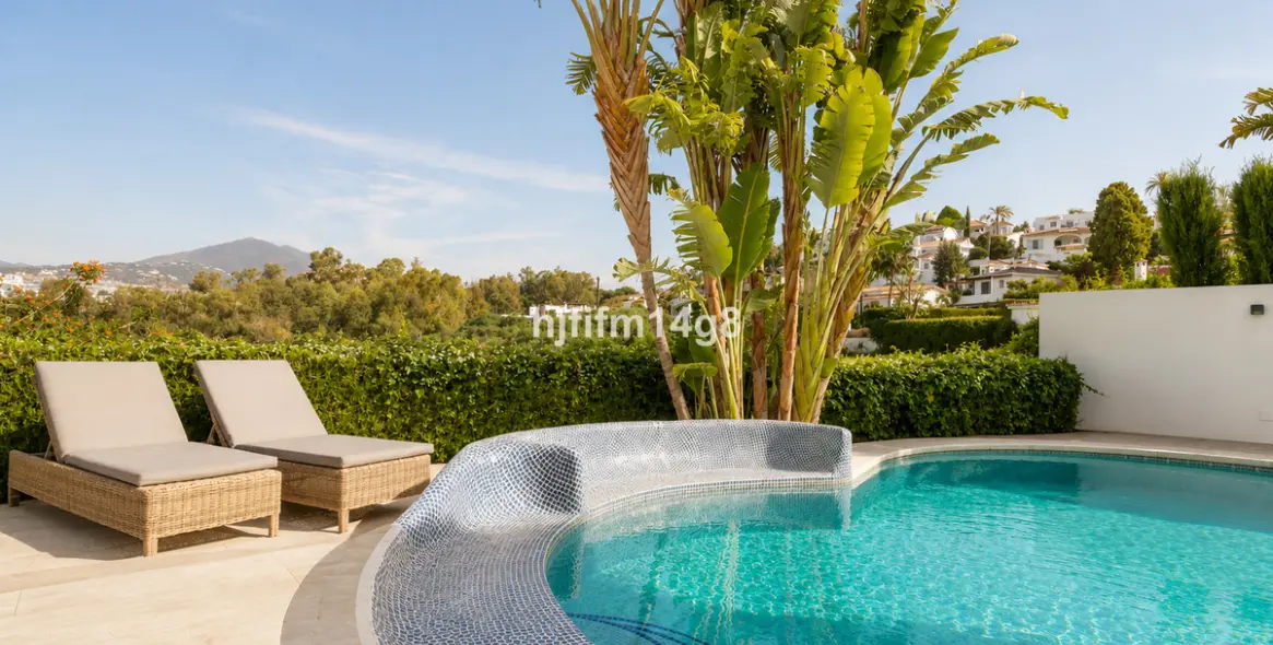 Sale of detached villa in La Campana 2