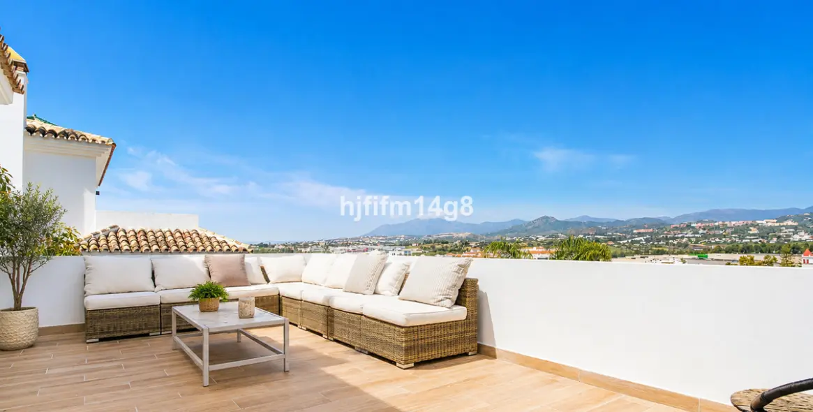 Sale of detached villa in La Campana 3