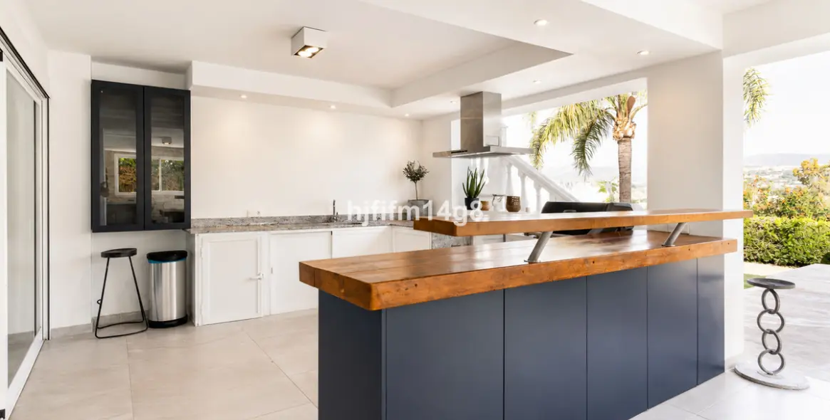 Sale of detached villa in La Campana 4