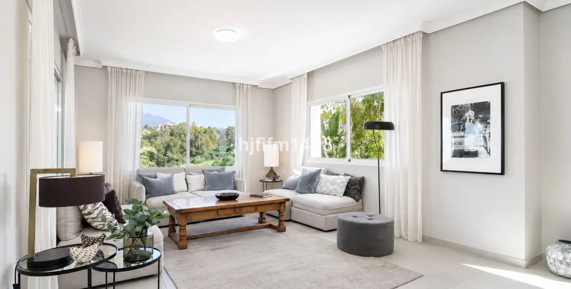 Sale of detached villa in La Campana 5