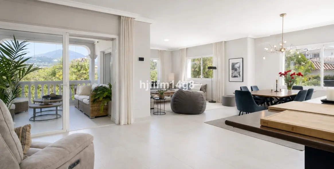 Sale of detached villa in La Campana 6