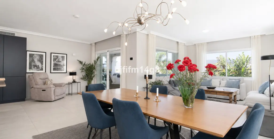 Sale of detached villa in La Campana 7
