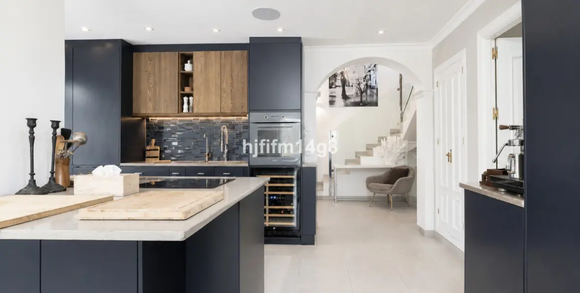 Sale of detached villa in La Campana 10