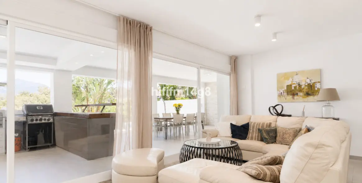 Sale of detached villa in La Campana 11