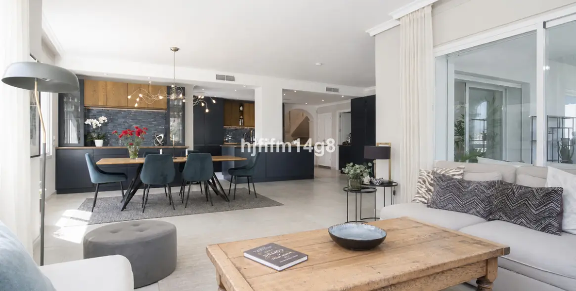 Sale of detached villa in La Campana 12