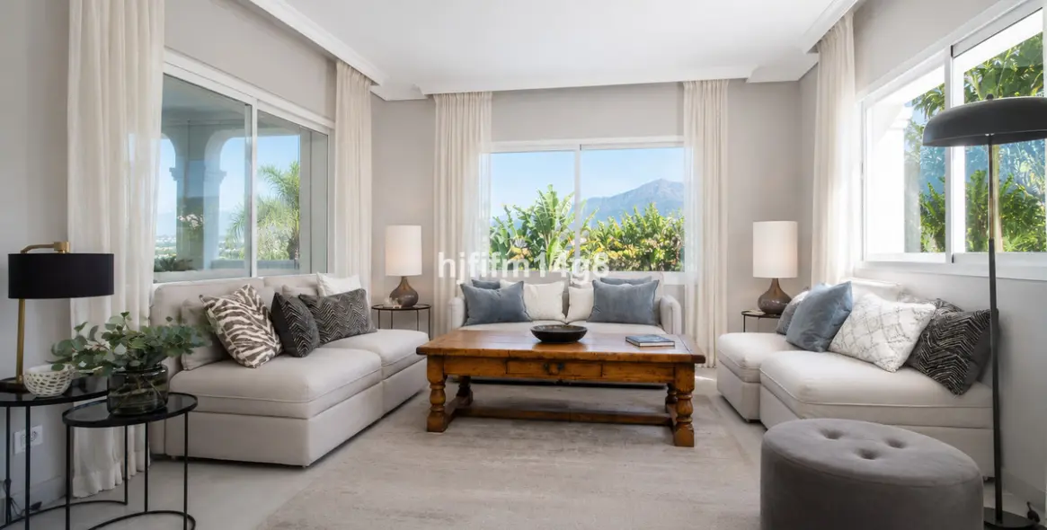 Sale of detached villa in La Campana 13