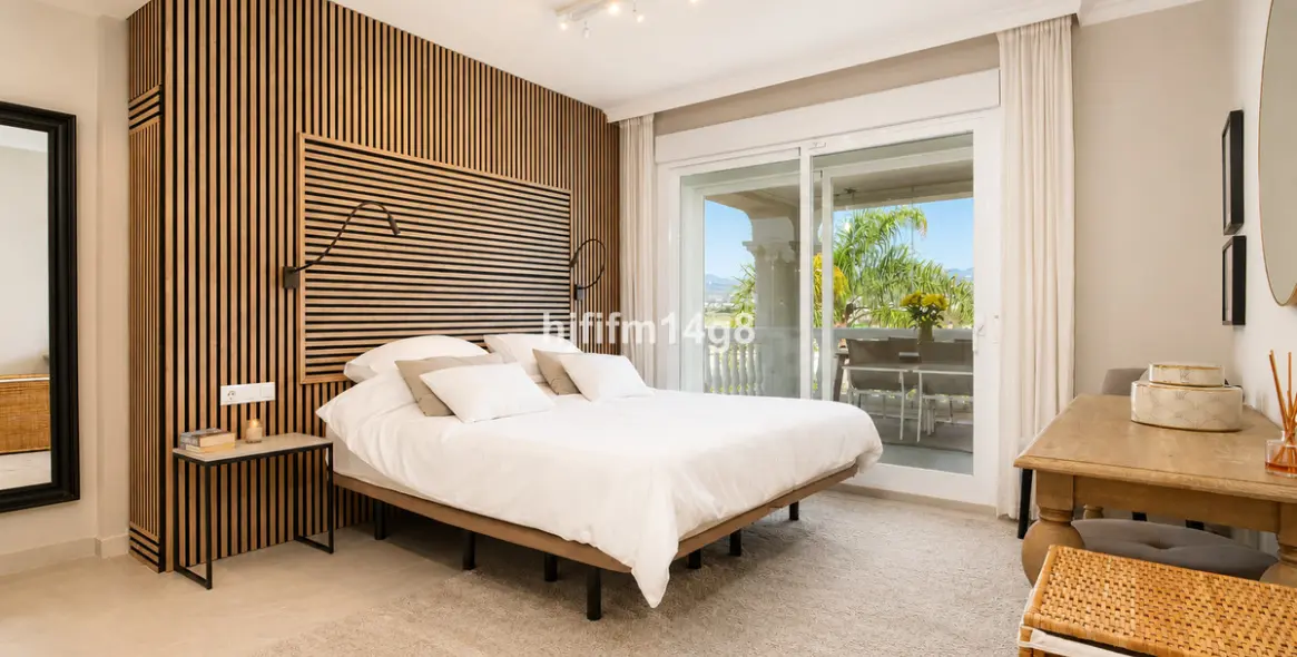 Sale of detached villa in La Campana 14