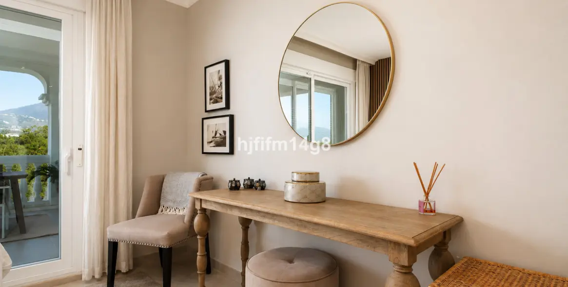 Sale of detached villa in La Campana 15