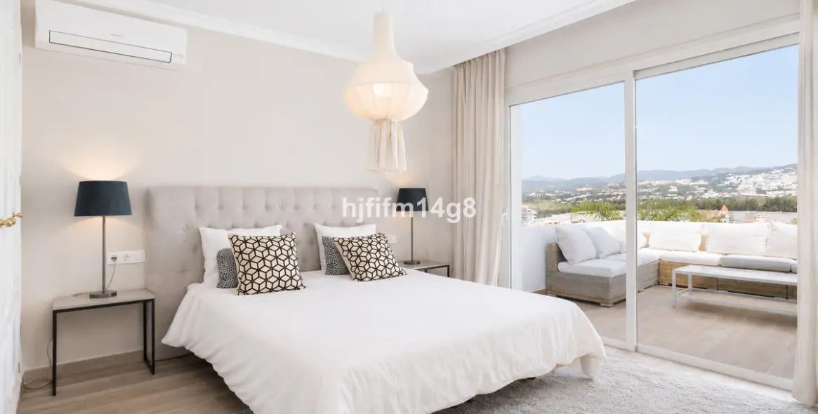 Sale of detached villa in La Campana 17