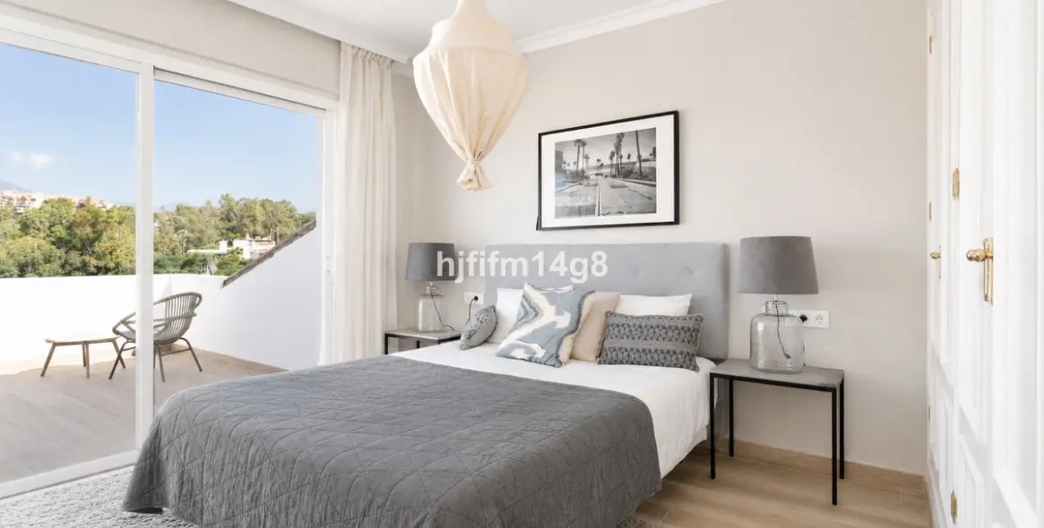 Sale of detached villa in La Campana 18