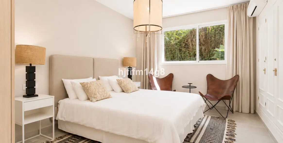 Sale of detached villa in La Campana 19