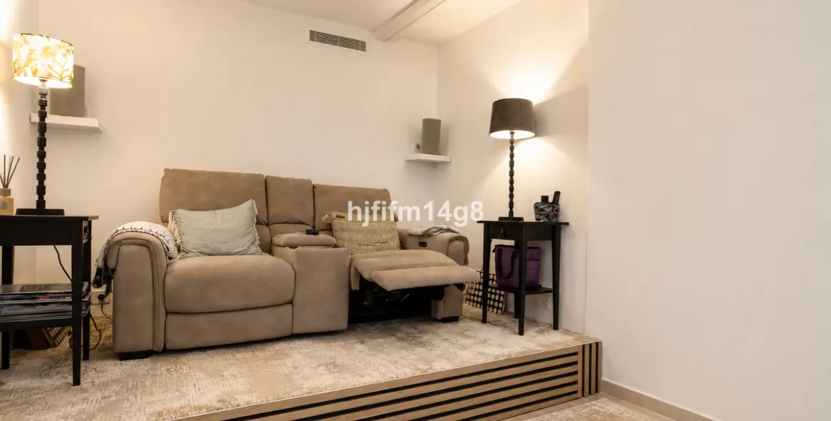 Sale of detached villa in La Campana 20