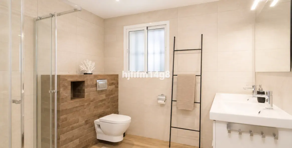 Sale of detached villa in La Campana 23